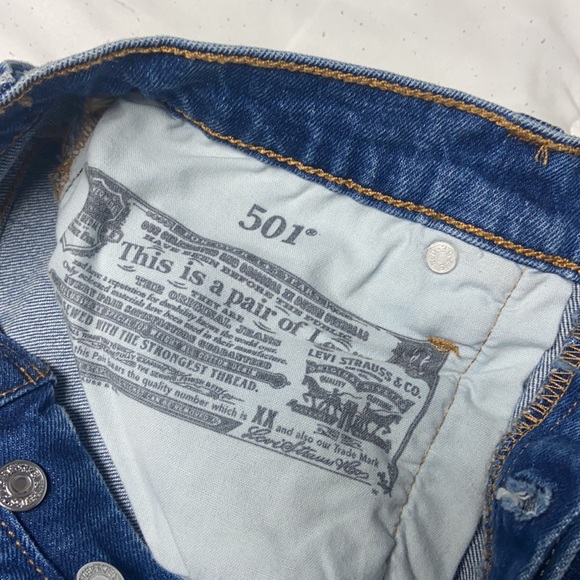 Levi Shorts - Picture 5 of 6